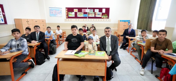 Gazzeli çocuklar yaz okulunda eğitim alıyor